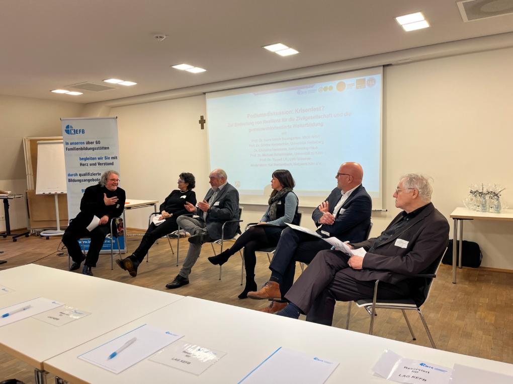 Abschließende Podiumsdiskussion mit Vertreter*innen aus Politik, Wissenschaft und Praxis