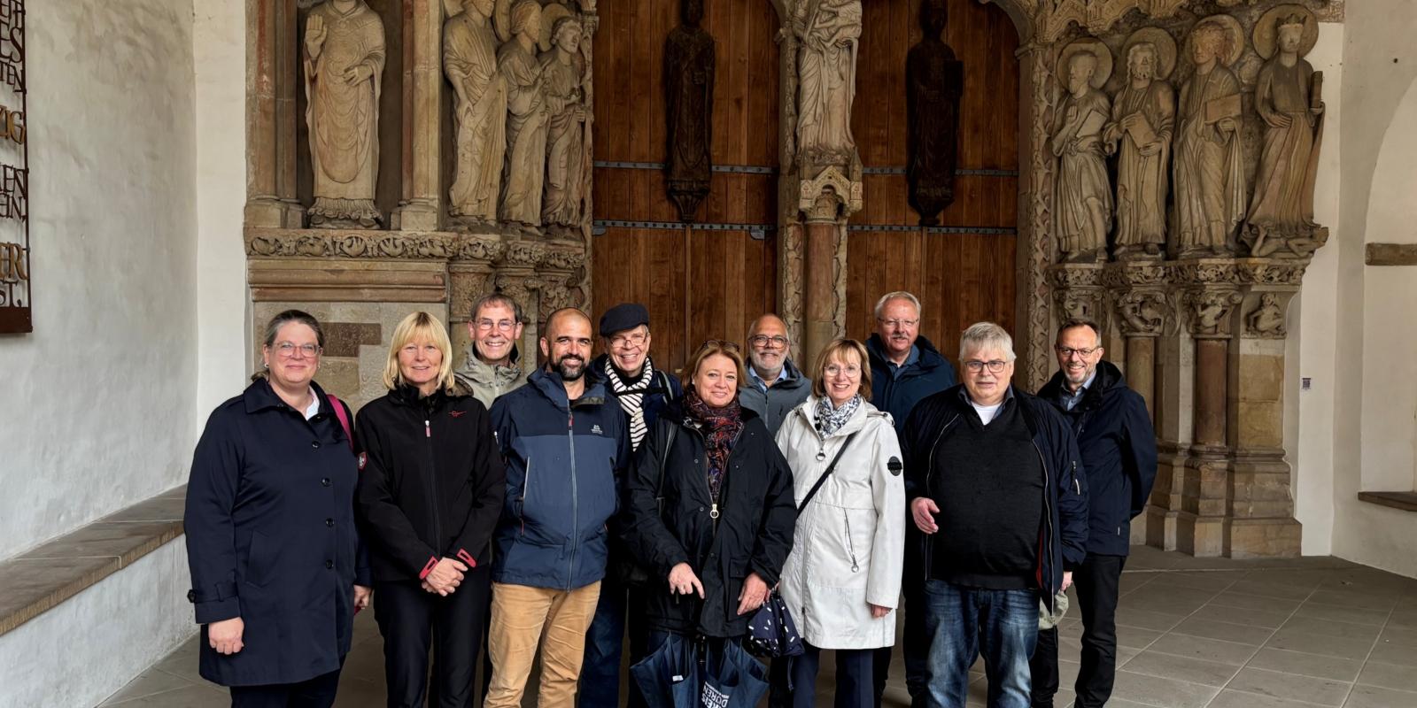 Start der Führung am Paradisportal des Paderborner Doms