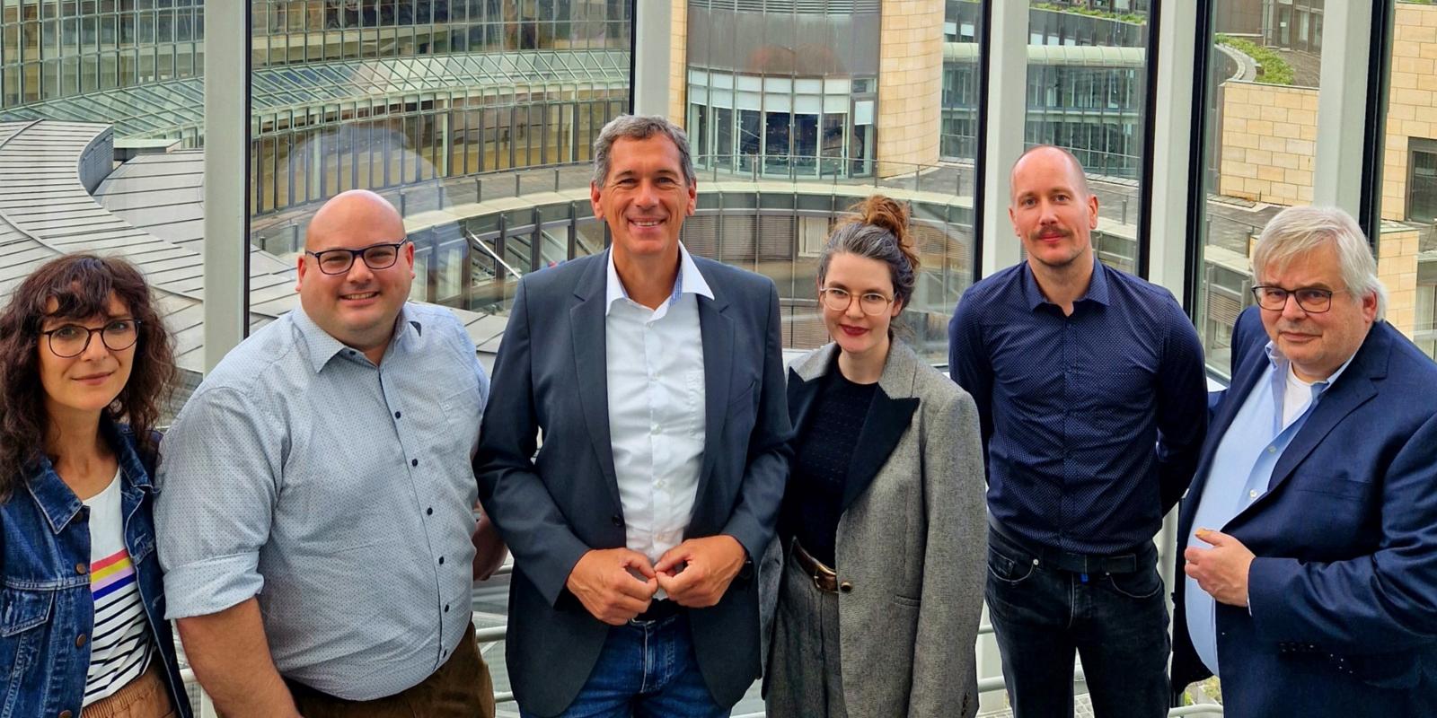 Jens Kamieth MdL (Mitte) mit Verantwortlichen aus der Familienbildung. KEFB Vorsitzender Wolfgang Hesse (rechts) vertrat die Positionen des größten Anbieters von Angebote für Familien.
