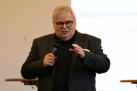 Vorstandsvorsitzender Wolfgang Hesse bei der Vorstellung seines Jahresberichtes