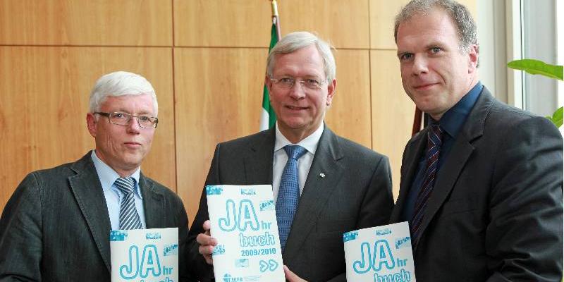 Übergabe Jahrbuch