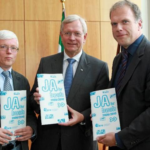 Übergabe Jahrbuch